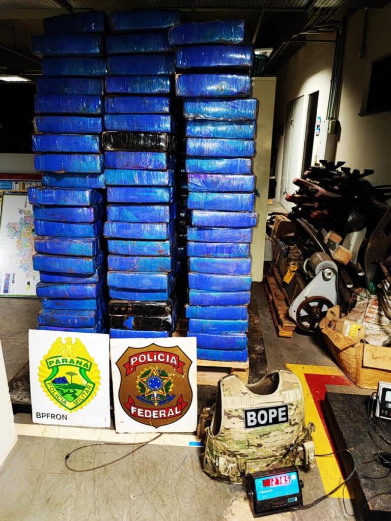 Mais de uma tonelada de maconha e dois veículos são apreendidos em Pato Bragado