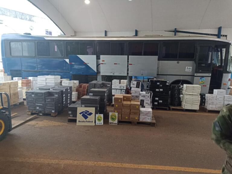 BPFron e PM apreendem ônibus carregado com 2,9 mil garrafas de vinhos de origem estrangeira