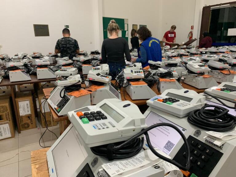 Urnas da 121ª Zona Eleitoral de Marechal Rondon estão lacradas e prontas para envio às seções eleitorais