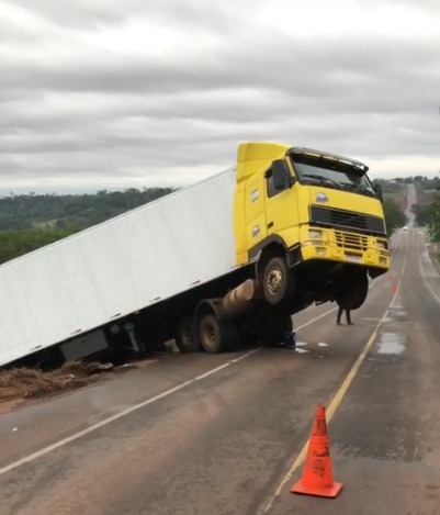 Carreta carregada com frango desce Anel Viário abaixo; condutor faz manobra para evitar acidente