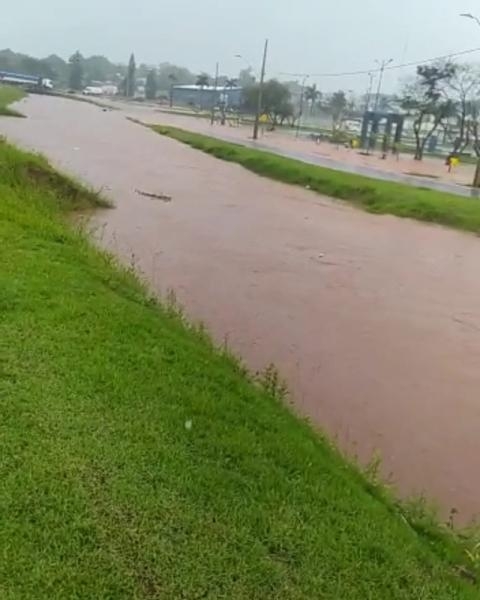 Fortes chuvas acompanhadas de granizo causam alagamentos em Guaíra