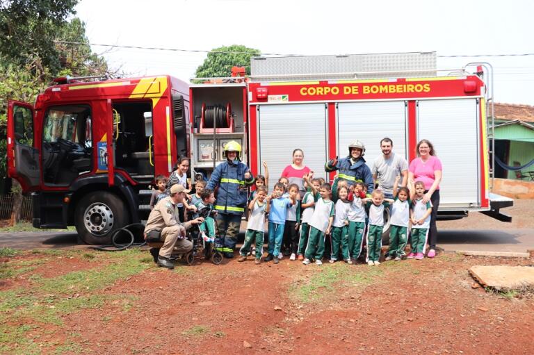 Bombeiros fazem simulação de plano de abandono em escola rondonense