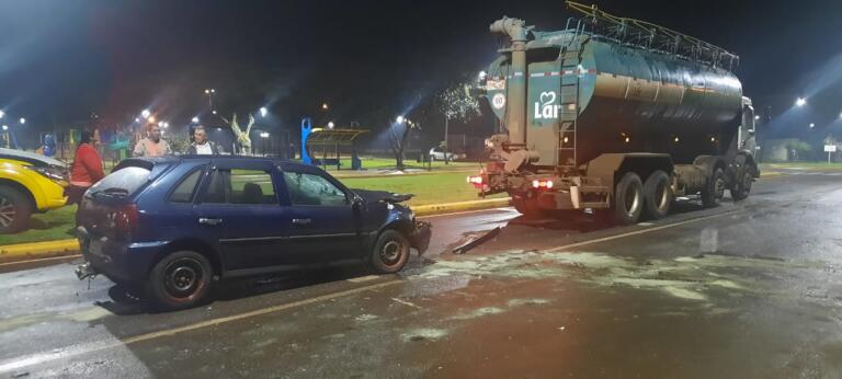 Condutor bate Gol na traseira de caminhão de ração em distrito de Santa Helena