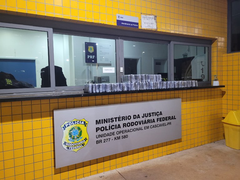 PRF apreende cocaína, maconha e cigarros em municípios do Oeste