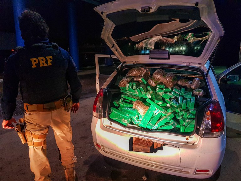 Após perseguição em alta velocidade na região, PRF apreende mais de 100 quilos de maconha