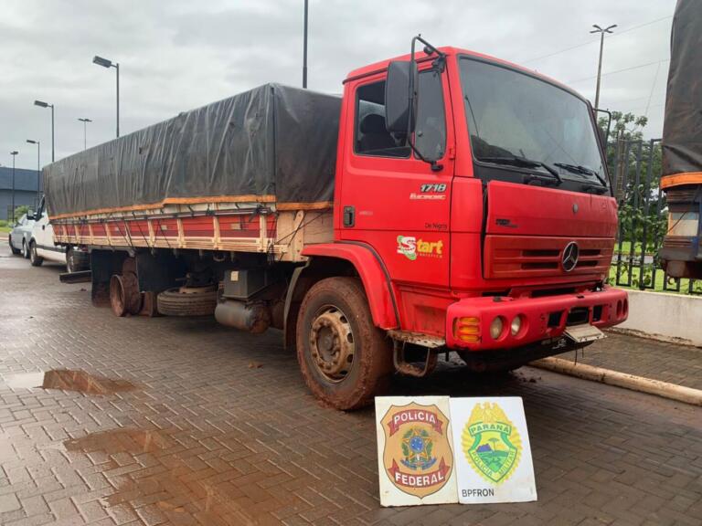 Após perseguição policial, motorista abandona caminhão carregado com 17,5 mil pacotes de cigarros