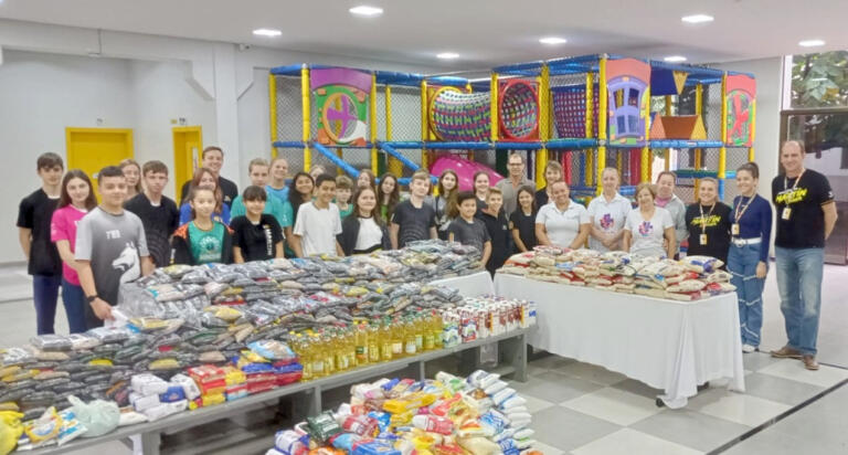 Alunos do Martin Luther arrecadam quase uma tonelada de alimentos para doação