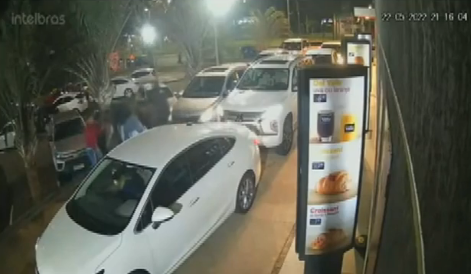 Réu por matar jovem em drive-thru diz que briga começou após outro motorista tentar furar fila: “Eu não ia deixar passar na frente”