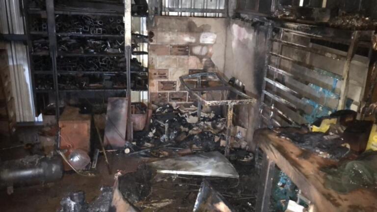 Barracão pega fogo no interior de Mercedes e moradores e vizinhos evitam destruição do local