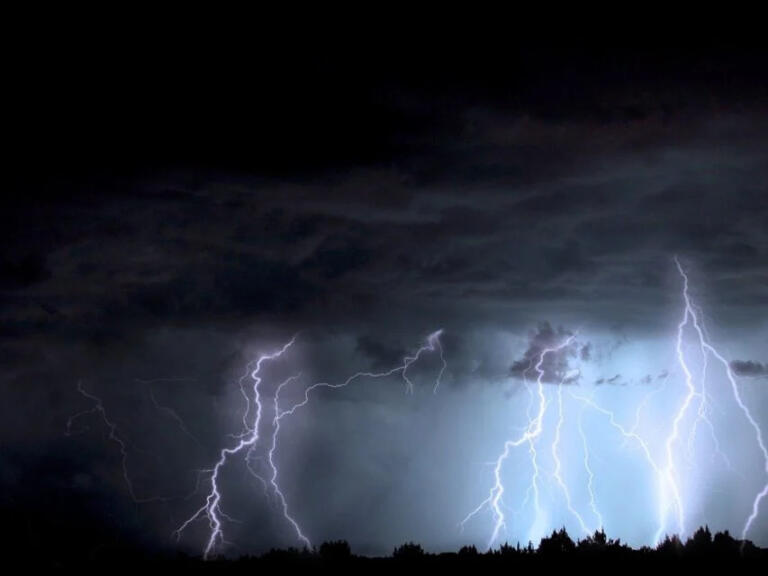 Risco de trovoadas, nebulosidade e granizo: a previsão do tempo para terça-feira