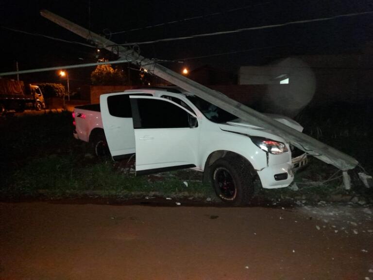 Assaltantes trocam tiros com policiais e batem caminhonete roubada em poste em Guaíra