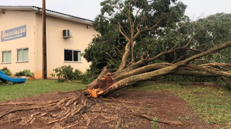 Diretor da Copel diz que situação climática registrada nesta sexta-feira em Cascavel foi surpreendente