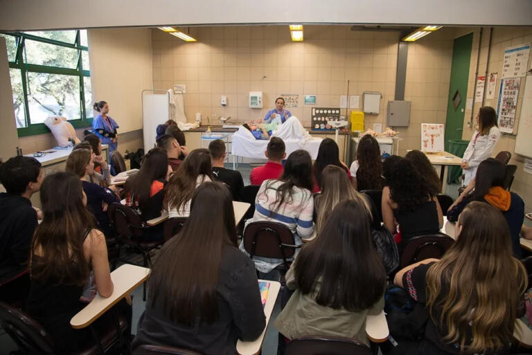 PUC promove feira de cursos e profissões em três cidades do Paraná; veja datas e horários