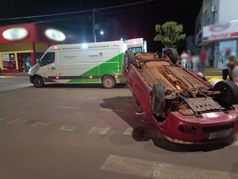 Carro bate em poste e capota na avenida no centro de Mercedes