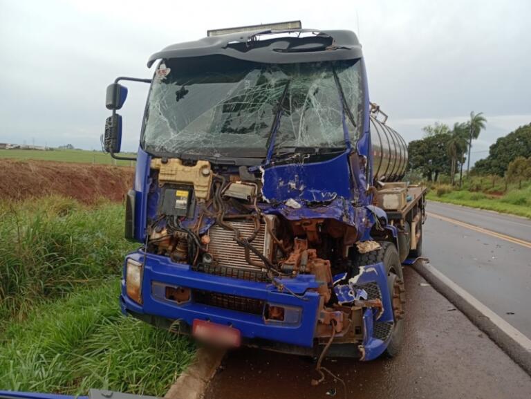 Caminhoneiro fica preso às ferragens em acidente na saída de Guaíra para Mercedes