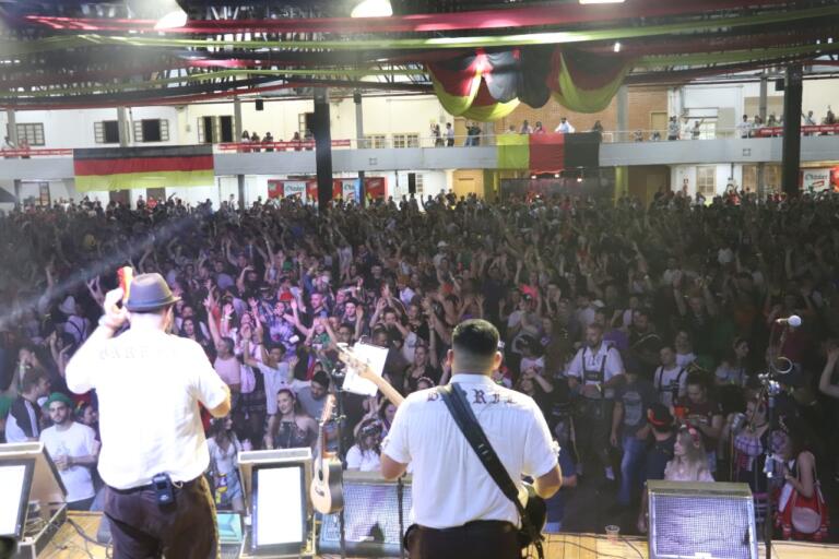 Oktoberfest de Marechal Rondon atrai milhares de pessoas; veja fotos