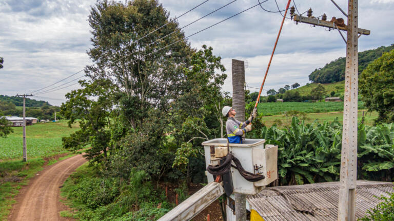Copel completa 68 anos prestes a concluir 10 mil quilômetros de redes do Programa PR Trifásico