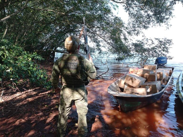 Embarcação carregada com cigarros contrabandeados é apreendida em Entre Rios do Oeste