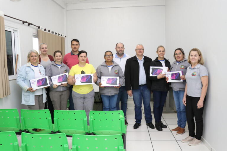 Agentes de saúde de Pato Bragado recebem novos tablets