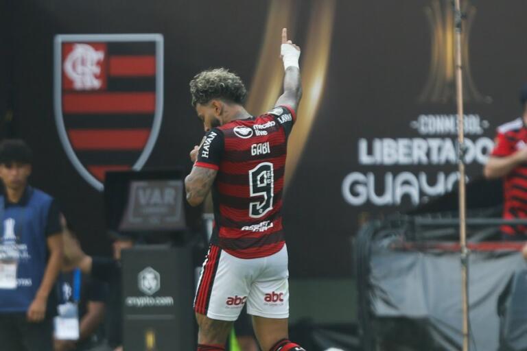 Flamengo bate Athletico e é tricampeão da Libertadores