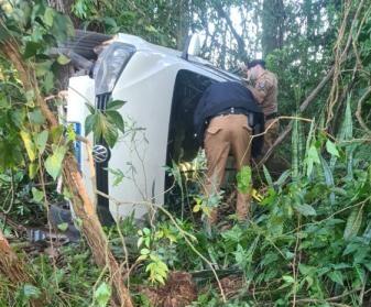 Carro com mulher no interior é encontrado capotado em meio a mata