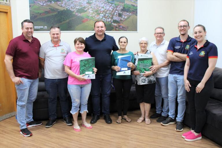 Prefeito de Mercedes entrega documentos de regularização de imóveis