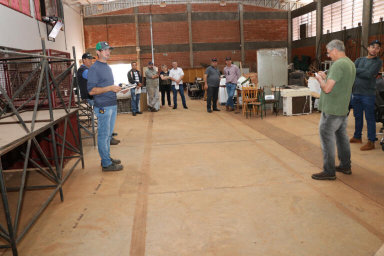 Leilão de veículos, eletrônicos, mobílias e sucatas é realizado em Pato Bragado