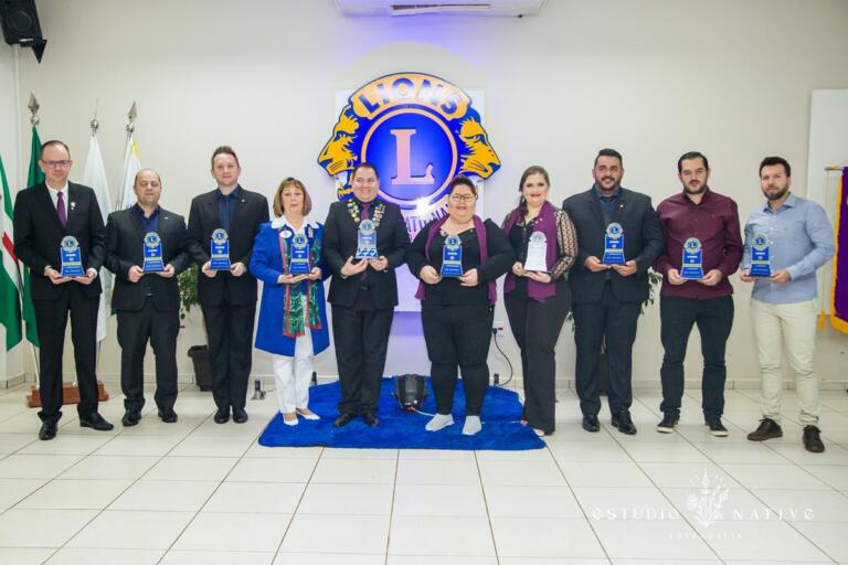 Cerimônia marca lançamento do monumento do Lions Aliança e posse de novos associados