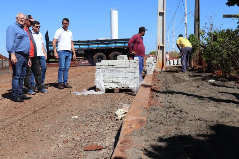 Administração de Pato Bragado investe em novos passeios públicos na rua Tancredo Neves
