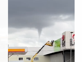 Nuvem funil surpreende moradores da região; veja vídeos