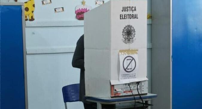 Justiça eleitoral multa rondonenses que desobedeceram proibição de entrar com celular na cabine de votação no 1º turno