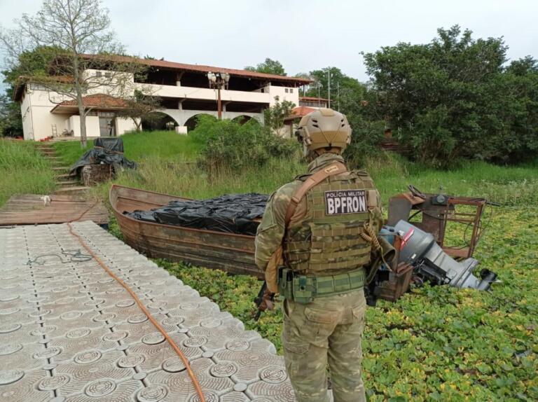 BPFron e PF apreendem embarcação carregada com dez mil pacotes de cigarros em Pato Bragado