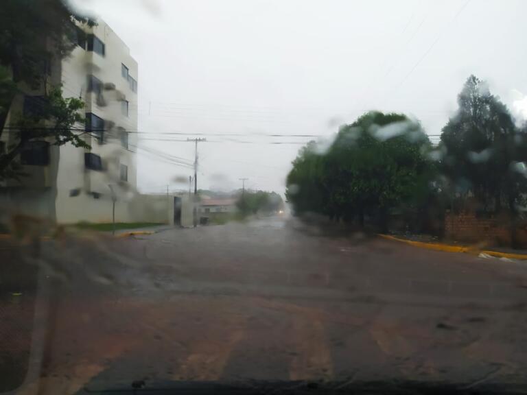 Pancadas, descargas elétricas e rajadas; confira a previsão para esta sexta-feira