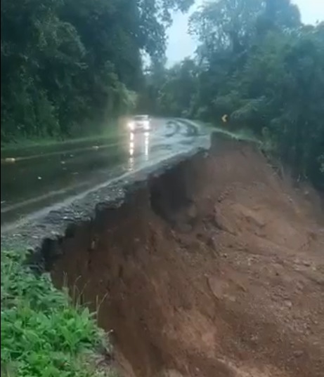 Trecho da PR-182, no Sudoeste, é interditado após desabamento; veja vídeos