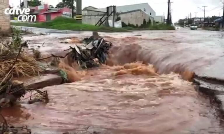Avenida de Cascavel fica alagada devido às fortes chuvas
