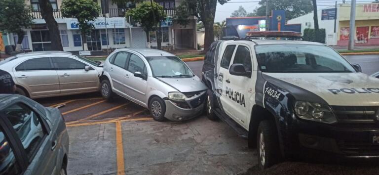 Acidente envolve três veículos no centro de Marechal Rondon; uma viatura da Polícia Civil foi atingida