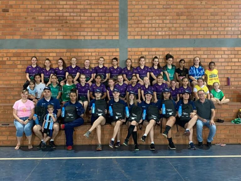 Seis atletas e dois técnicos do handebol de Mercedes recebem kit do Geração Olímpica/Top Formador