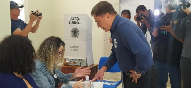 Alvaro Dias vota e evita se manifestar sobre  apoio em caso de 2° turno na disputa à Presidência