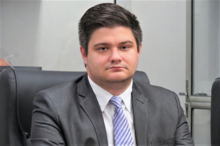 Arion solicita manutenção e revitalização asfáltica no prolongamento da Avenida Rio Grande do Sul