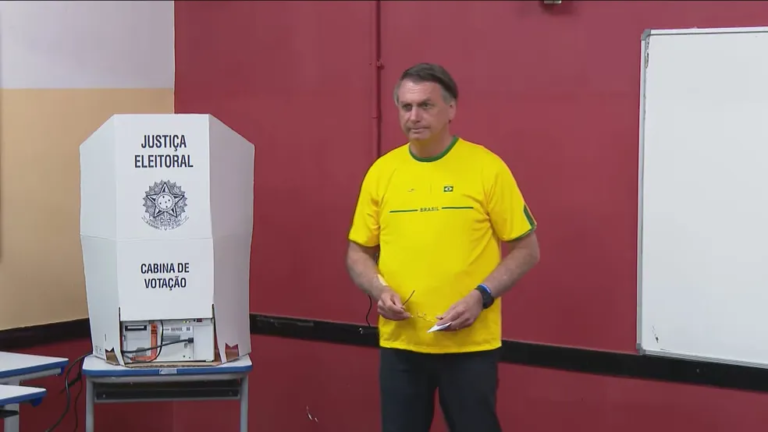 Bolsonaro vota no Rio e diz que eleições limpas têm que ser respeitadas: “Que vença o melhor”