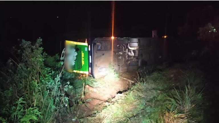 Ônibus que faria parada em Marechal Rondon se envolve em acidente; uma pessoa morreu e cinco ficaram feridas