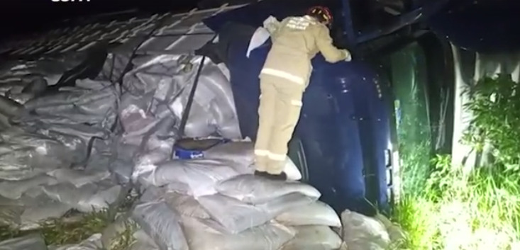 Carreta carregado com sacos de maravalha tomba na BR-467 em Toledo