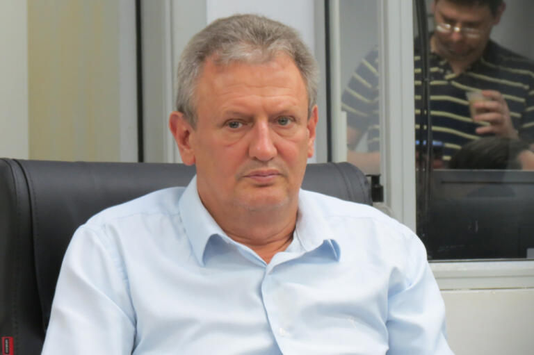 Carlinhos Silva solicita limpeza de galerias pluviais em ruas do Jardim Primavera