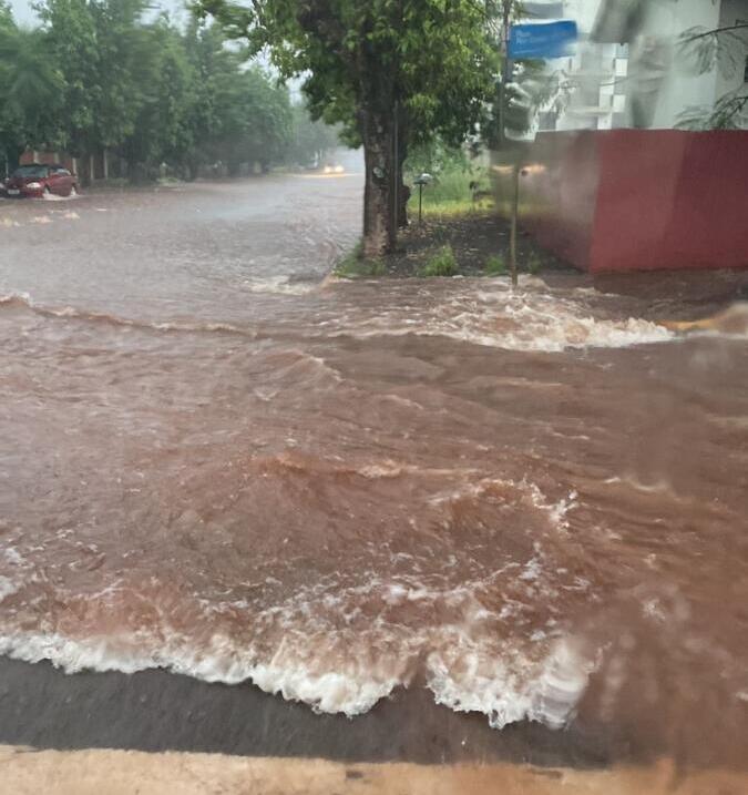 Chuva torrencial provoca alagamento na região do Sesc e da Unioeste; veja vídeos