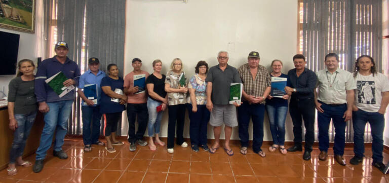 Escrituras das casas da Cohapar são entregues para nova-santa-rosenses