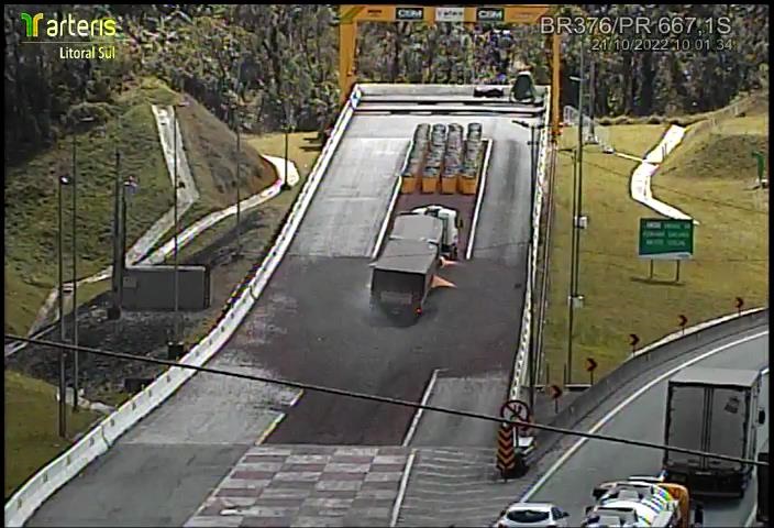 Área de escape “segura” carreta carregada com milho no Paraná; veja o vídeo