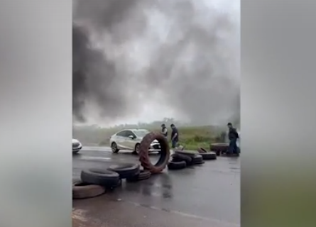 Manifestantes também estão reunidos na BR-163 em Mercedes