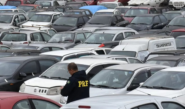PRF faz leilão on-line com 157 veículos conservados e sucatas, com lances a partir de R$ 30; veja como participar