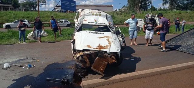 Motorista perde controle e carro capota pelo menos seis vezes em rodovia da região