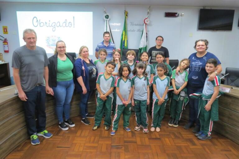 Alunos da escola de Porto Mendes visitam a Câmara e pedem reforma do Museu